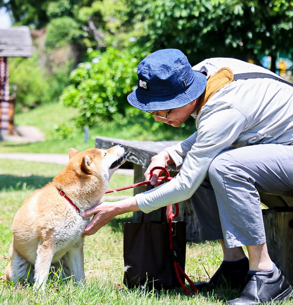 富双緑地荘の代表と柴犬