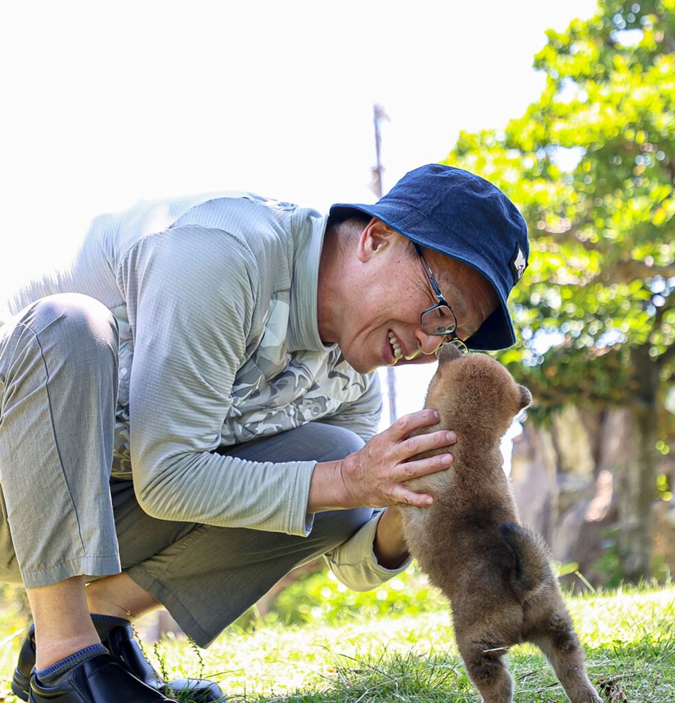 富双緑地荘の代表と赤ちゃん茶柴