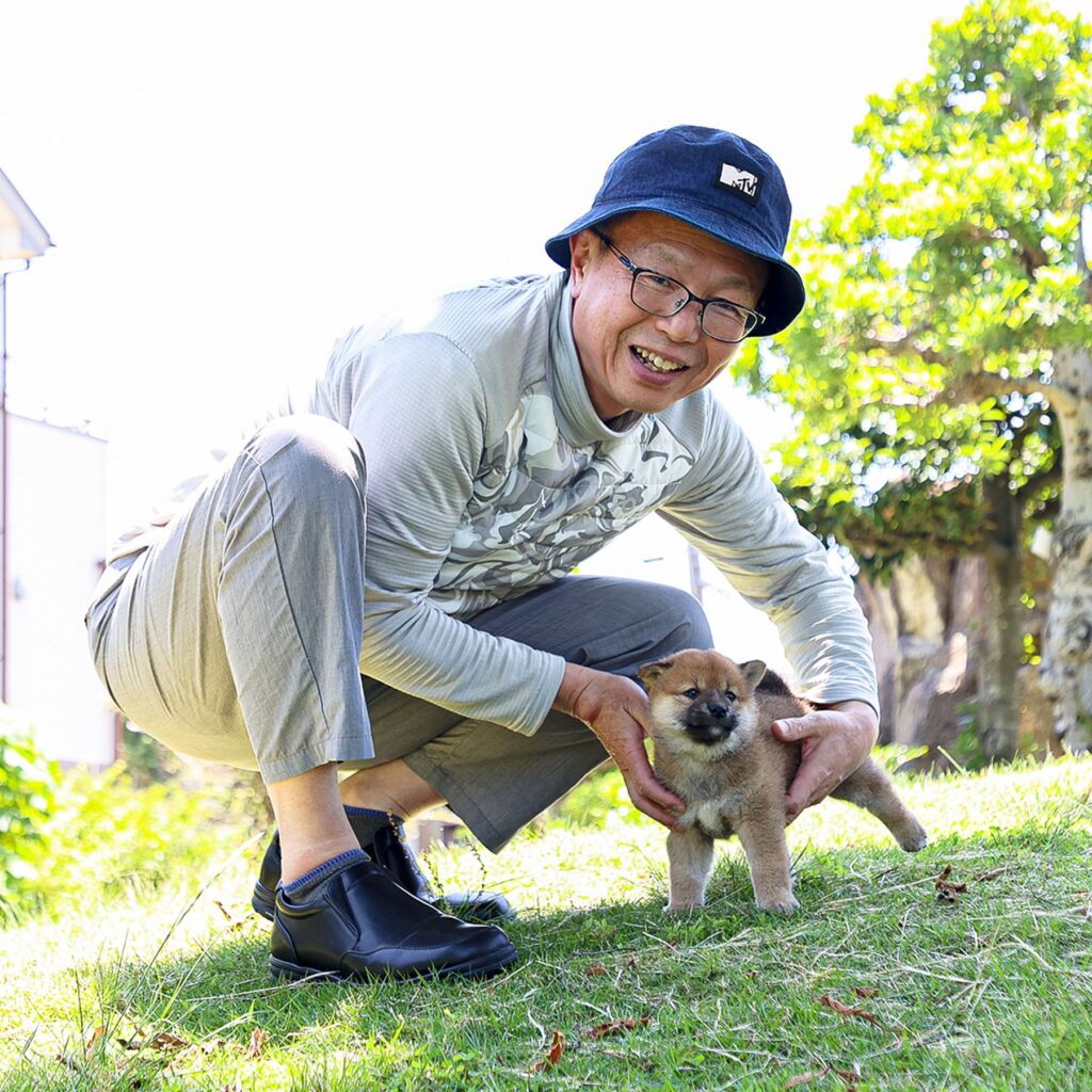 富双緑地荘の代表と赤ちゃん柴犬